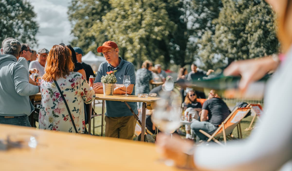 Mensen aan een bartafel met een glas wijn. © Koblenz-Touristik GmbH, Janko.Media