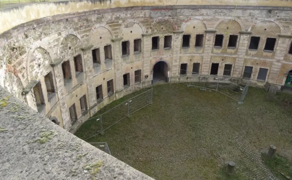 Fort Asterstein – Innenhof des Reduits © Stadt Koblenz – UDB