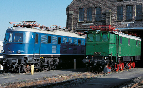 2 alte Züge der Deutschen Bahn in der DB Museum in Koblenz © Koblenz-Touristik GmbH