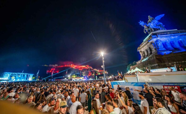 Concert op het Deutsches Eck tijdens het Rijn in Vlammen zomerfestival met vuurwerk op de achtergrond