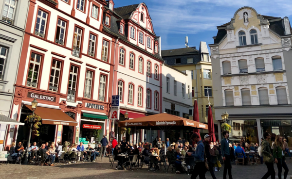 Menschen sitzen an Cafétischen in der Koblenzer Altstadt © Koblenz-Stadtmarketing GmbH