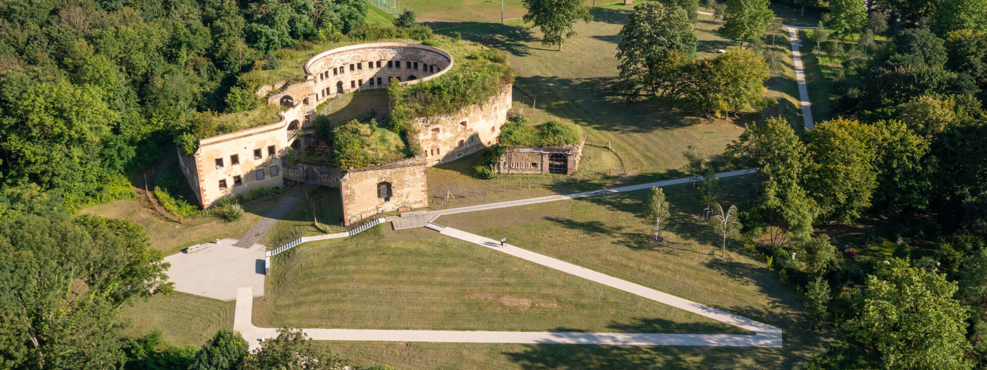 Luftaufnahme des Fort Asterstein umgeben von Grünflächen © Dominik Ketz | Rheinland-Pfalz Tourismus GmbH