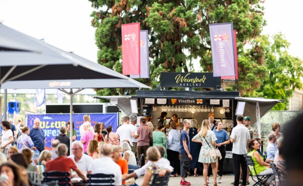 Die Vinothek in Koblenz an den Schlossstufen im Rahmen der Ufer-Bar © Koblenz-Touristik GmbH, Kai Myller