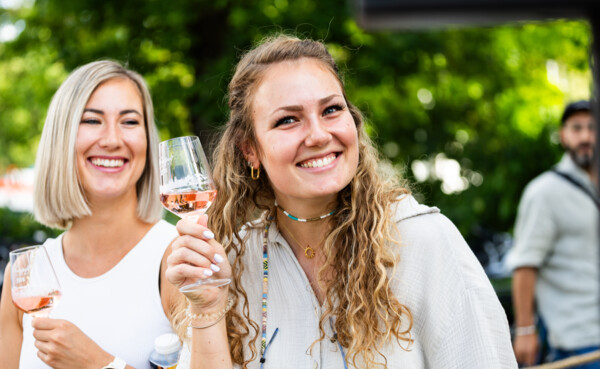 Personen mit Weinglas in der Hand © Koblenz-Touristik / Kai Myller