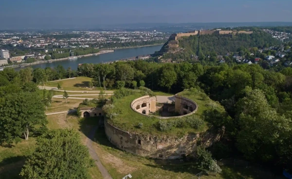 Blick über das Reduit des Forts Asterstein zur Feste Ehrenbreitstein © Olaf Schepers