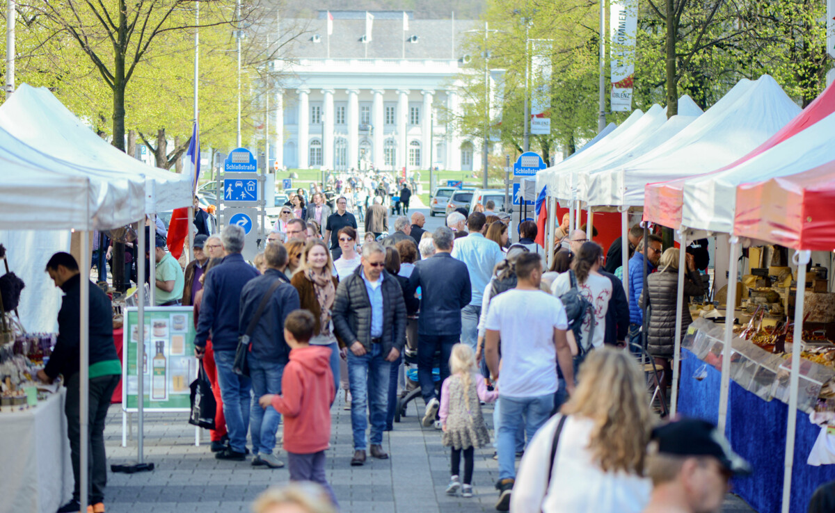 Menschen kaufen bei Straßenhändlern in der Schlossstraße in Koblenz ein © Koblenz-Stadtmarketing GmbH