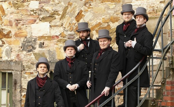 Costumed men stand on stairs in Ehrenbreitstein Fortress © Koblenz-Touristik GmbH