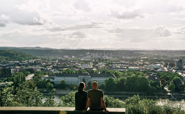 Pärchen von Hinten blickt auf die Stadt Koblenz © Koblenz-Touristik GmbH, Philip Bruederle