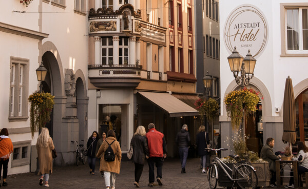 Menschen spazieren durch die Gassen in Koblenz © Koblenz-Touristik GmbH