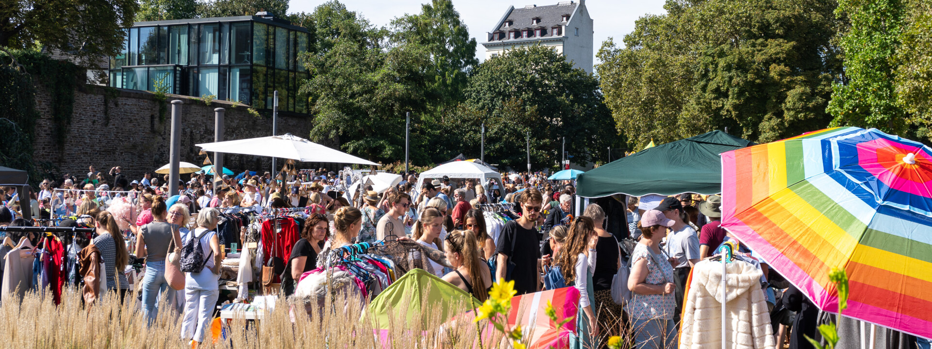 Die Wiese hinter dem Deutschen Eck beim städtischen Flohmarkt 2023  © Koblenz-Touristik GmbH, Jannis Knaden