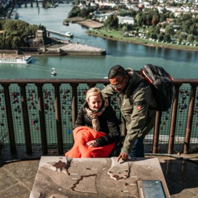 Besucher*innen sehen sich 3-D-Modell der Festung Ehrenbreitstein an © ©Janko.Media