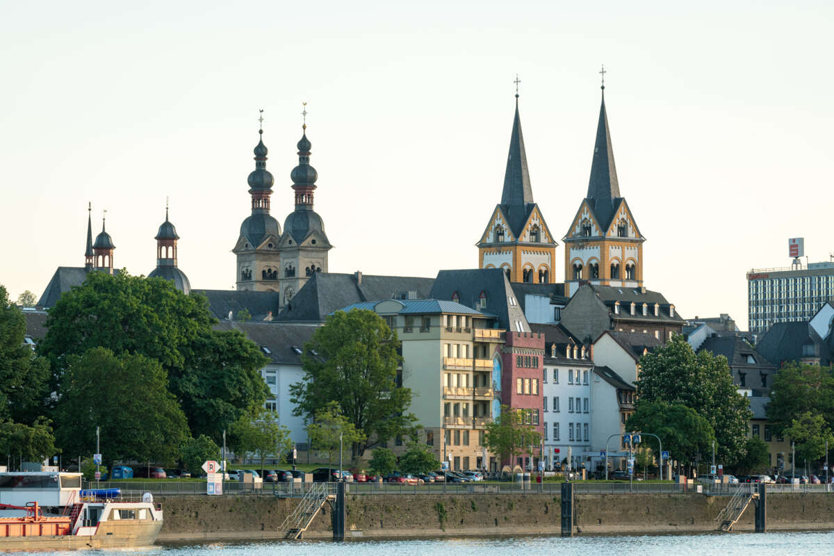 Skyline von Koblenz gesehen vom Moselufer mit mehreren Kirchtürmen