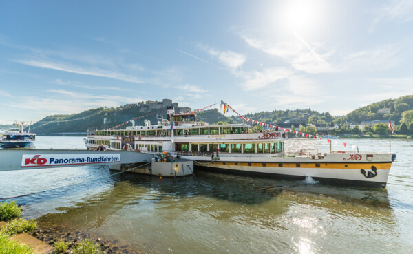 Passagierschiff Goethe angelegt am Rheinufer mit Festung Ehrenbreitstein im Hintergrund ©Koblenz-Touristik GmbH, Dominik Ketz