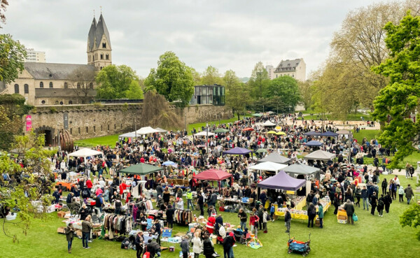 Die Wiese hinter dem Deutschen Eck beim städtischen Flohmarkt 2023  © Koblenz-Touristik GmbH, Laura Pinkau 