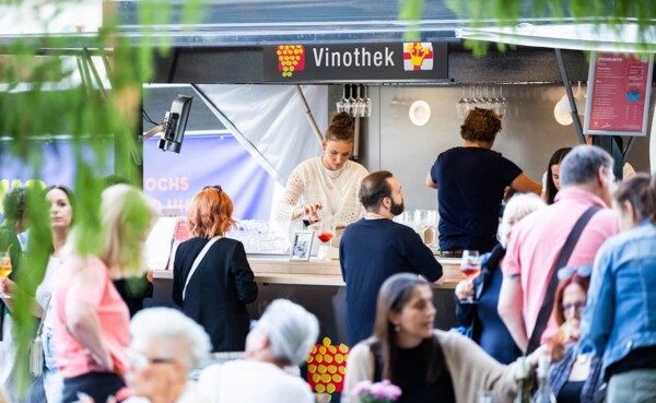 Die Vinothek in Koblenz an den Schlossstufen im Rahmen der Ufer-Bar © Koblenz-Touristik GmbH, Kai Myller